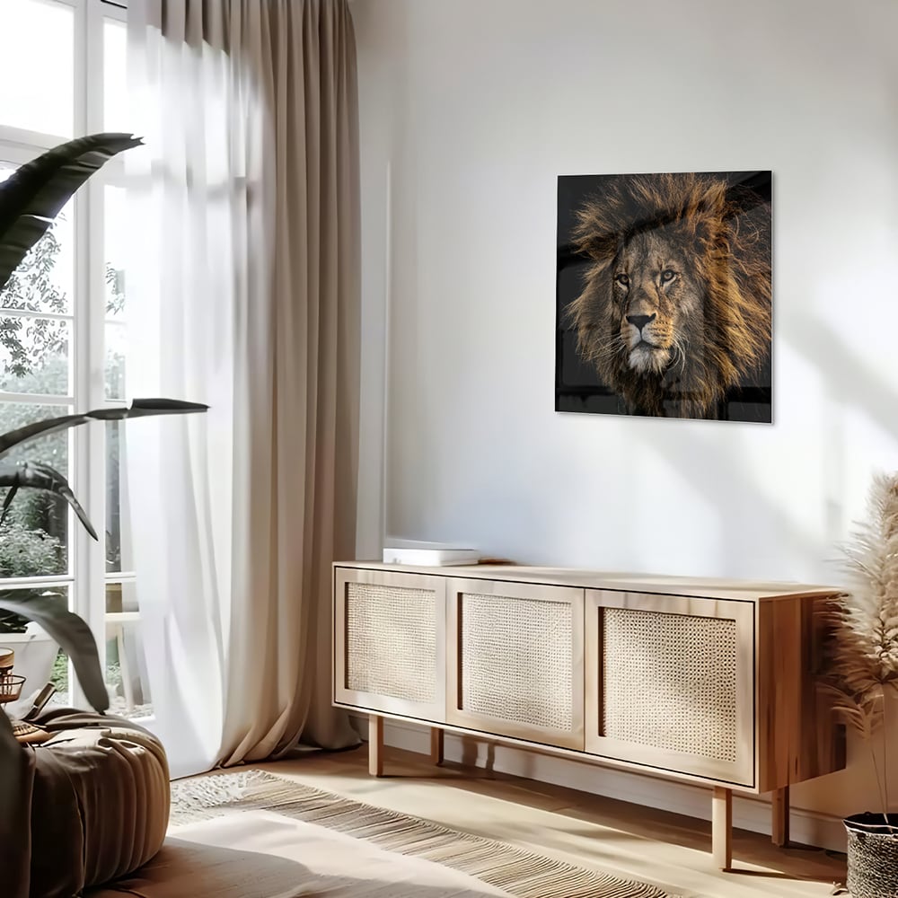 Glazen schilderij van een leeuw met een krachtige uitstraling