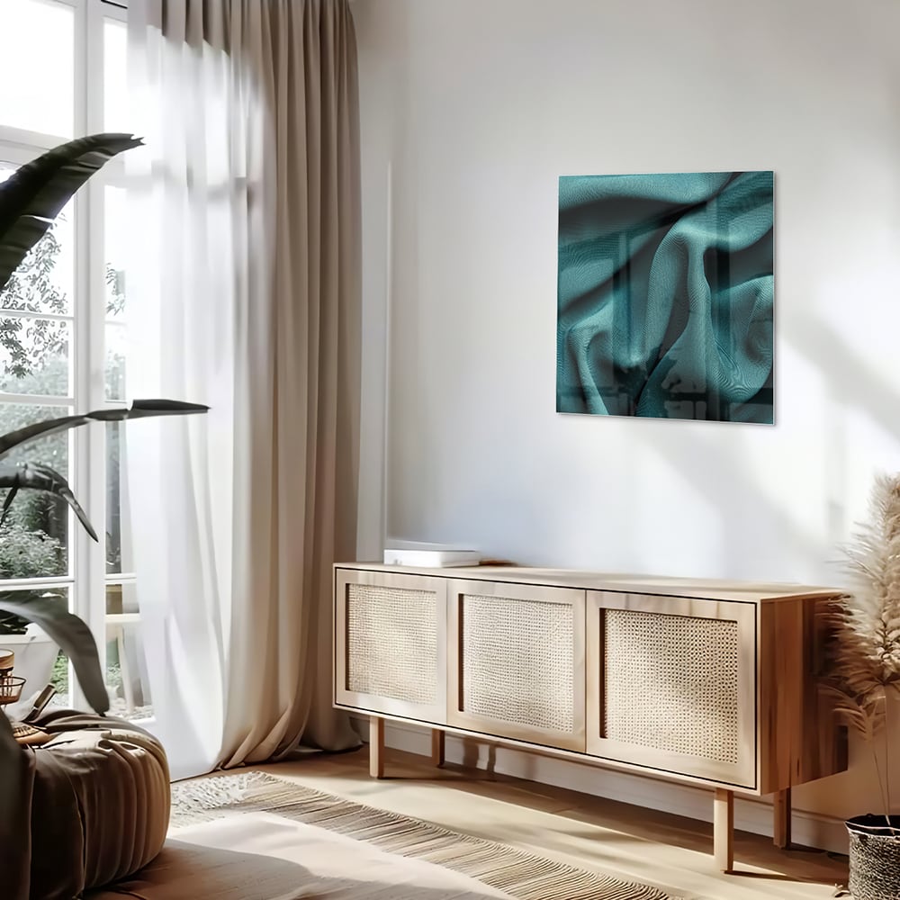 Elegante blauwgroene glazen schilderij in een moderne woonomgeving.
