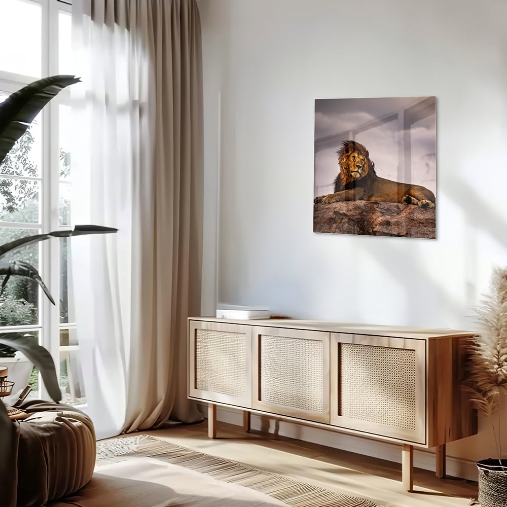 Glazenschilderij van een majestueuze leeuw op een rots, perfect voor interieurdecoratie.