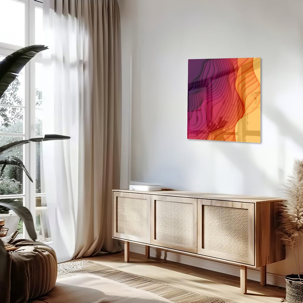 Abstract glazen schilderij met paarse en oranje golven aan de muur.