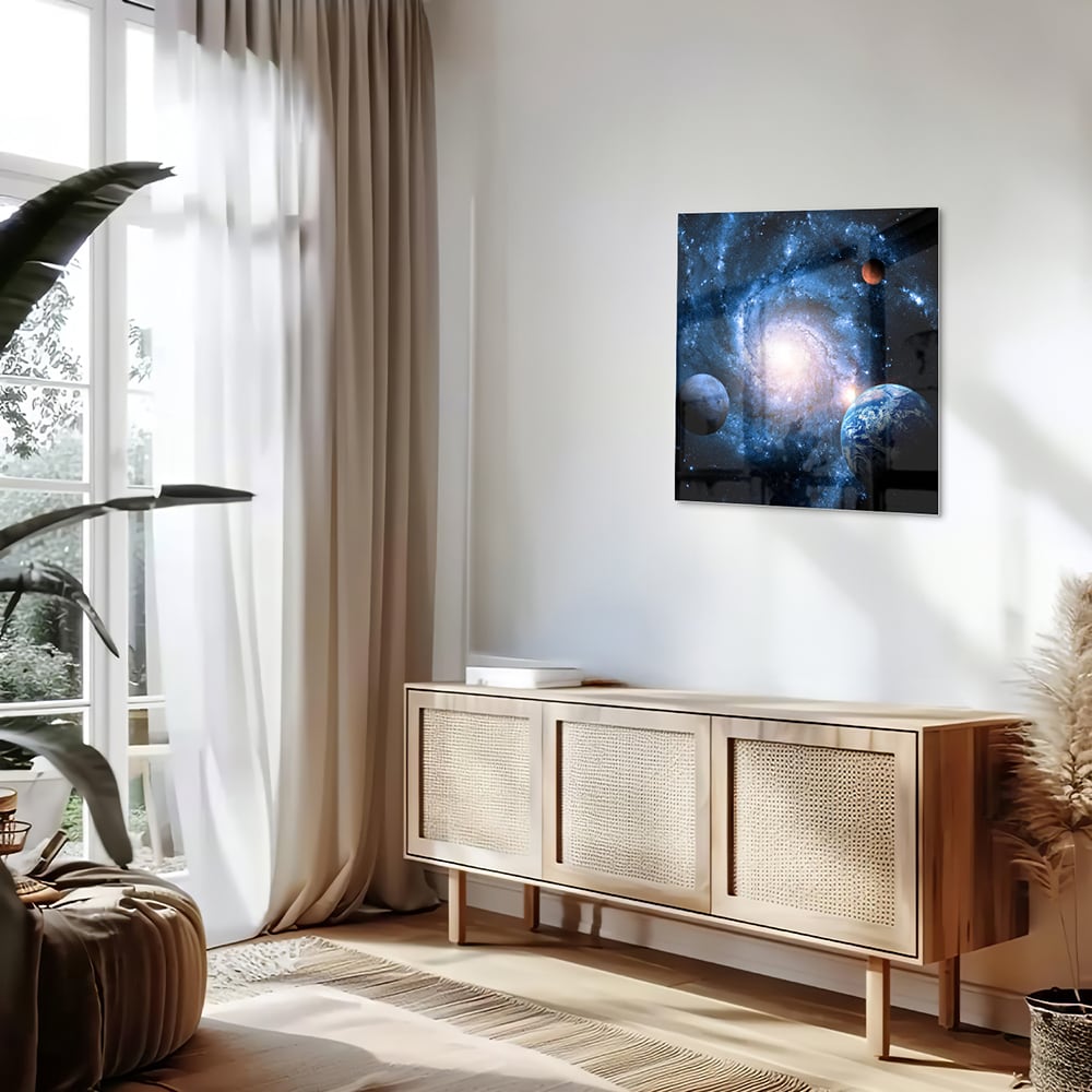 Glazen schilderij van het heelal met sterren en planeten, hangend aan de muur