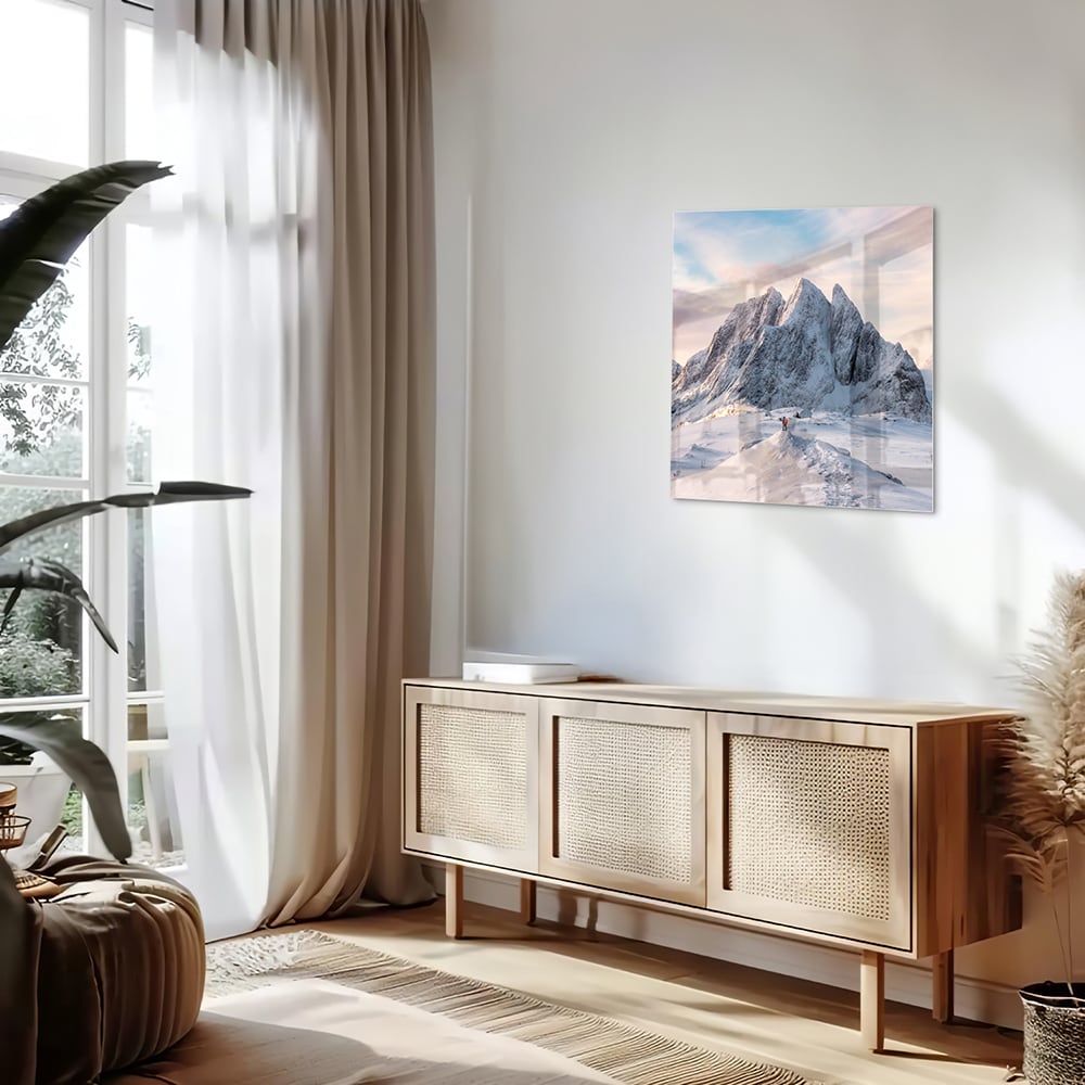 Glazen schilderij van besneeuwde bergen in een lichte woonkamer