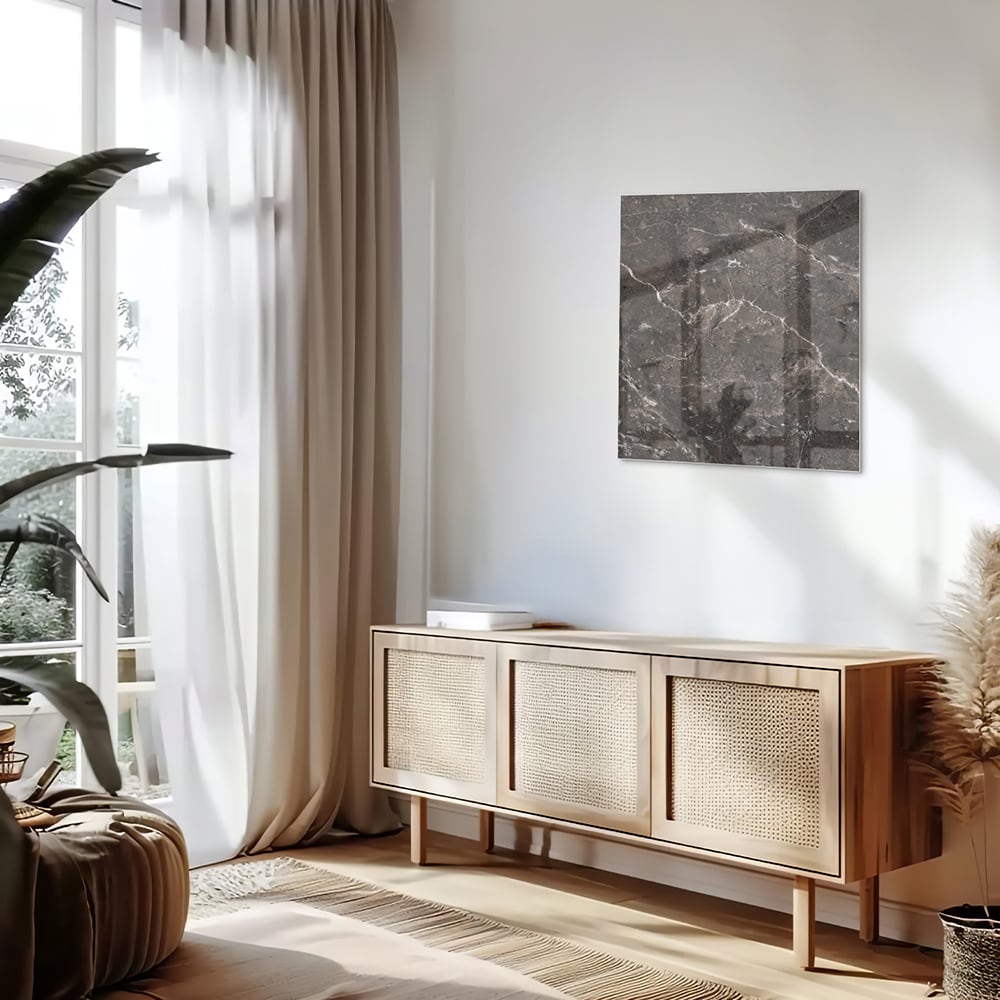 Glazen schilderij met marmerdesign in een moderne woonkamer