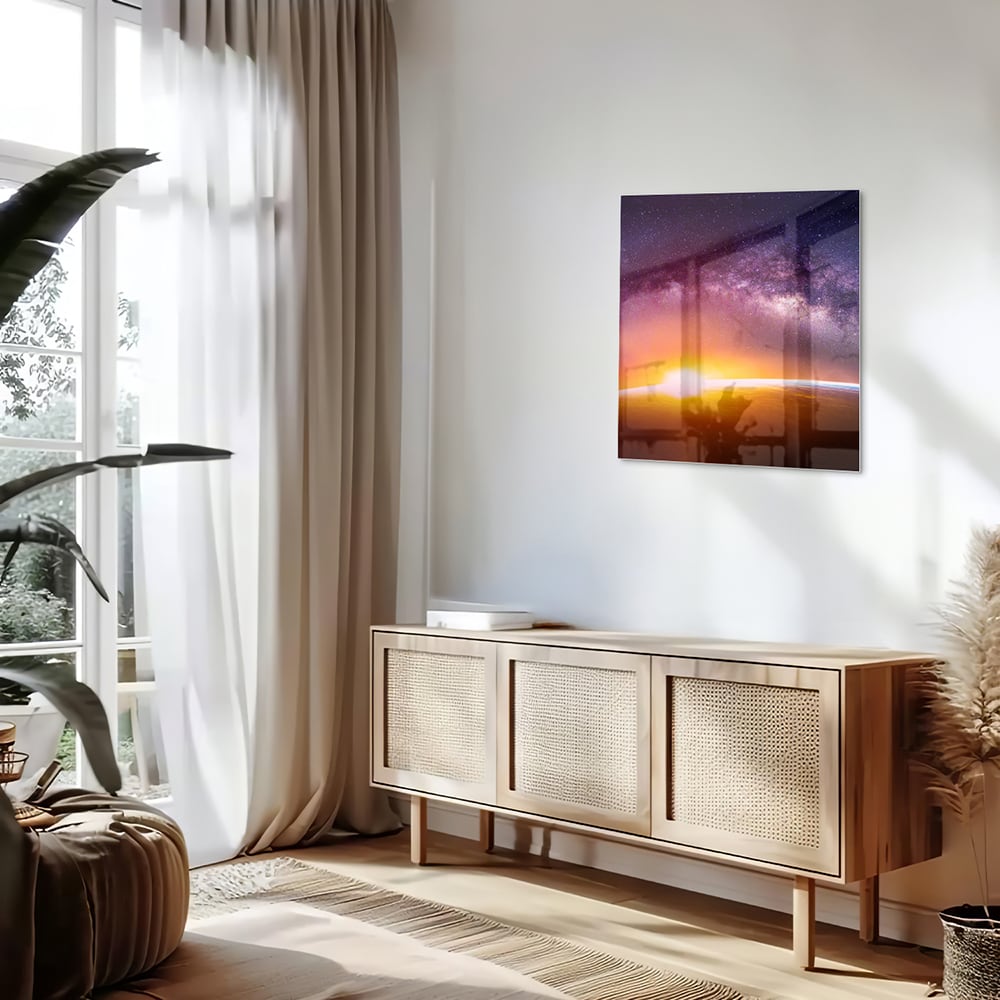 Glazen schilderij van een sterrenhemel met zonsondergang, hangt aan de muur in een stijlvolle woonkamer.