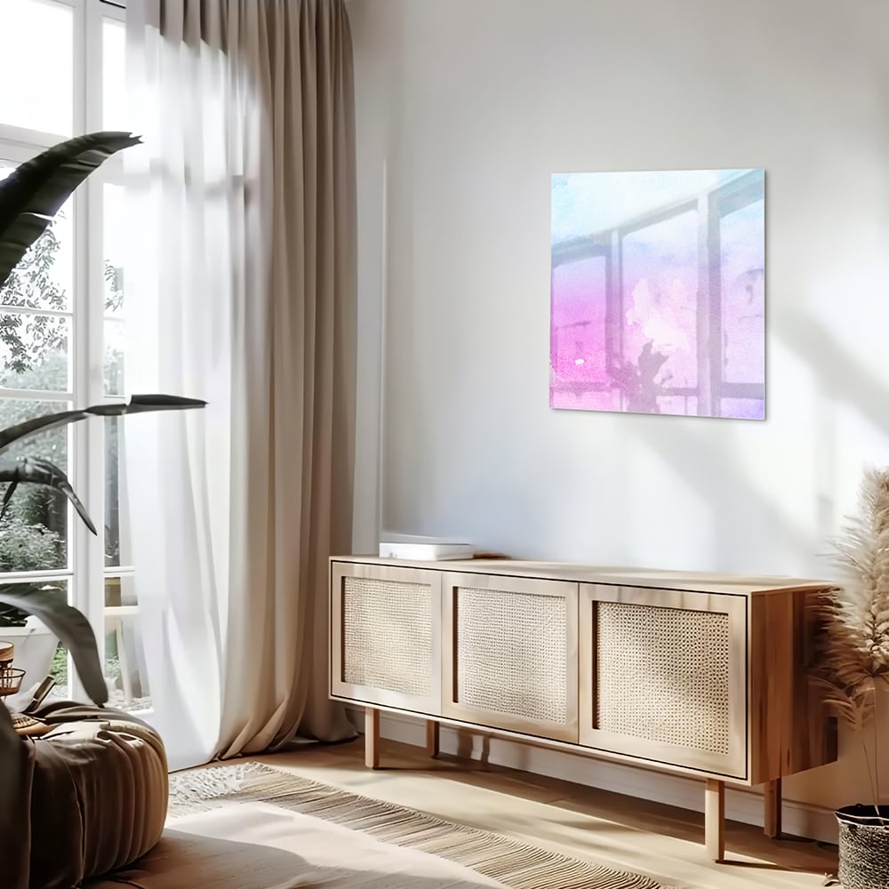 Abstract glazen schilderij met paarse en blauwe tinten aan de muur.
