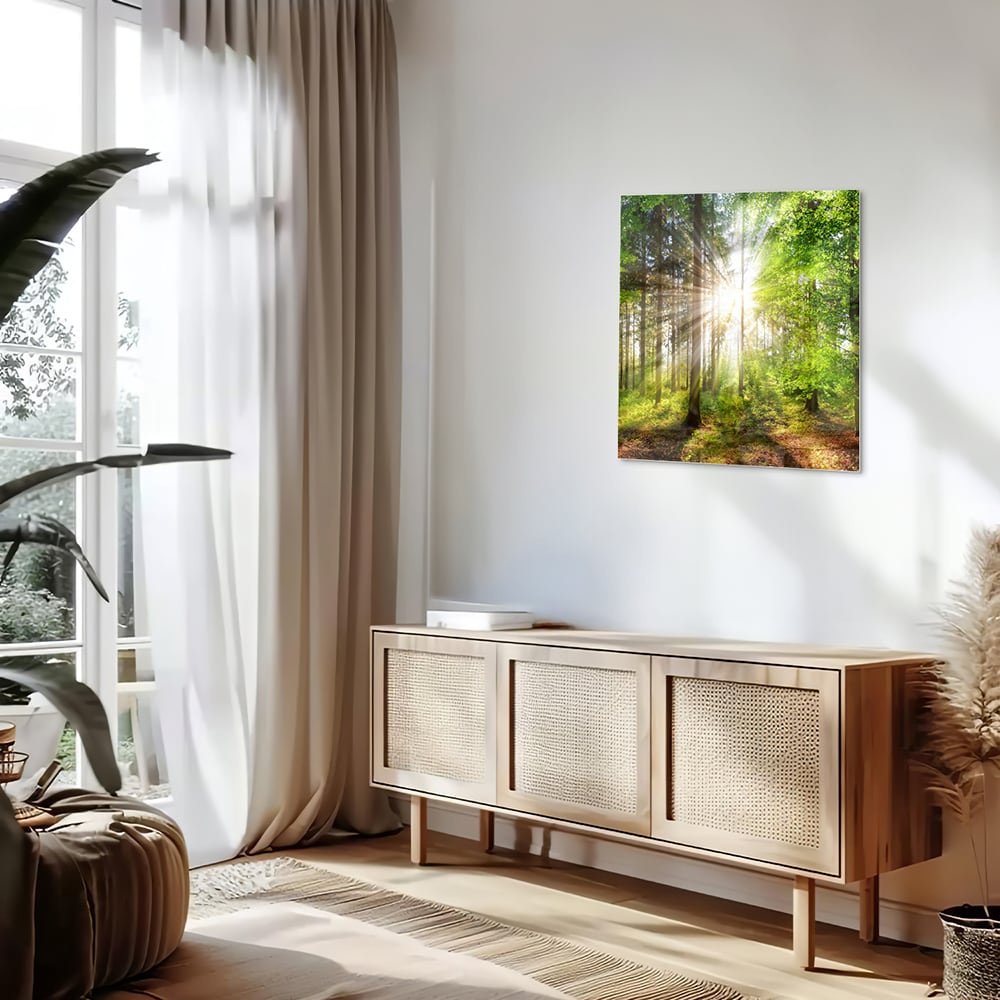 Glazen schilderij van een bos met zonnestralen op een muur.