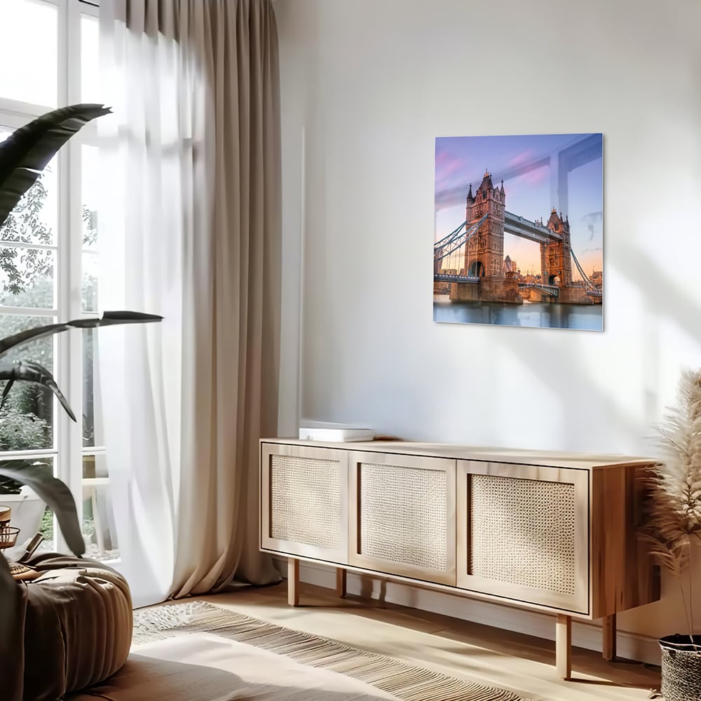 Glas schilderij van de Tower Bridge in Londen met een zonsondergang op de achtergrond.