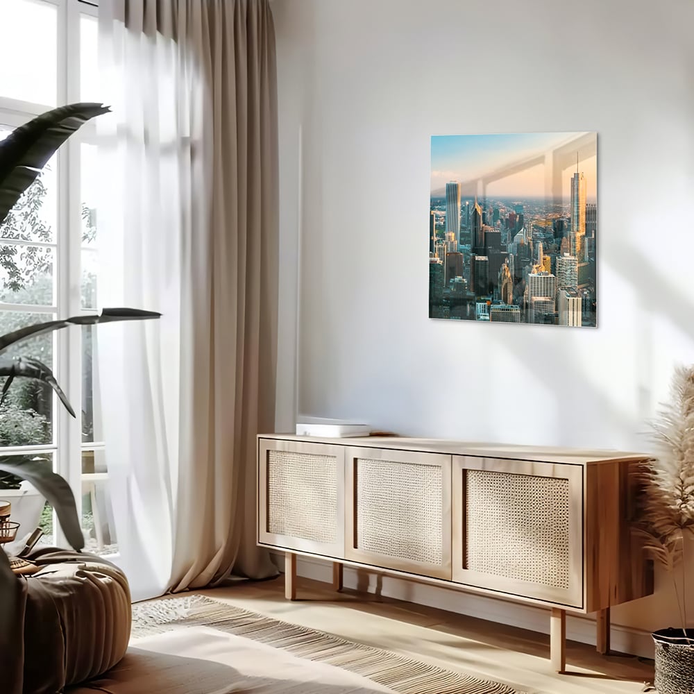 Glazen schilderij met uitzicht op een stad skyline onder een zonsondergang