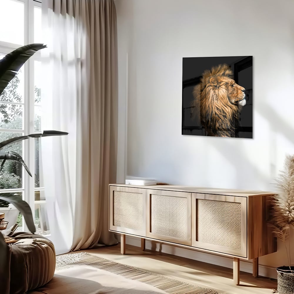 Glazen schilderij van een leeuw met rijke, gouden manen tegen een zwarte achtergrond.