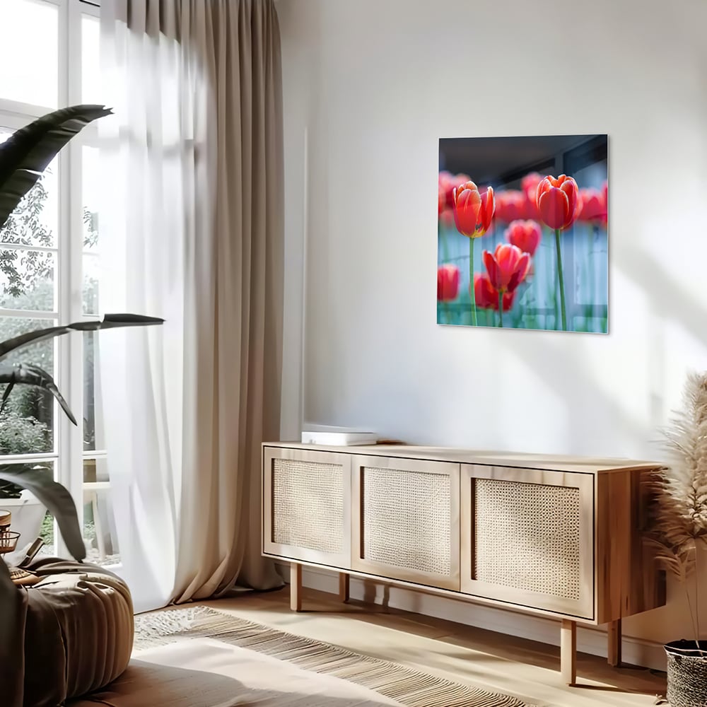 Glazen schilderij met rode tulpen op een witte muur