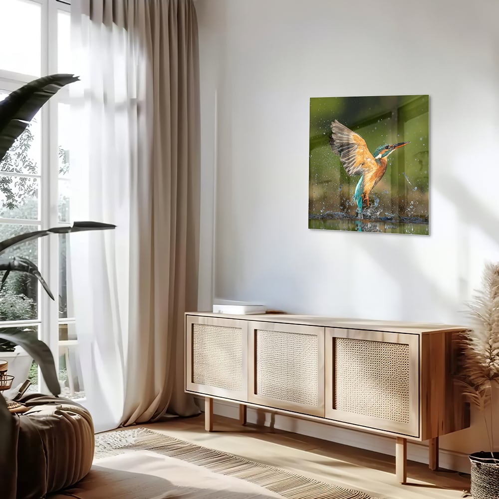 Glazen schilderij van een ijsvogel die in het water duikt