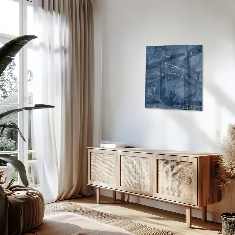 Diepblauw glazen schilderij met marmerstructuur aan de muur