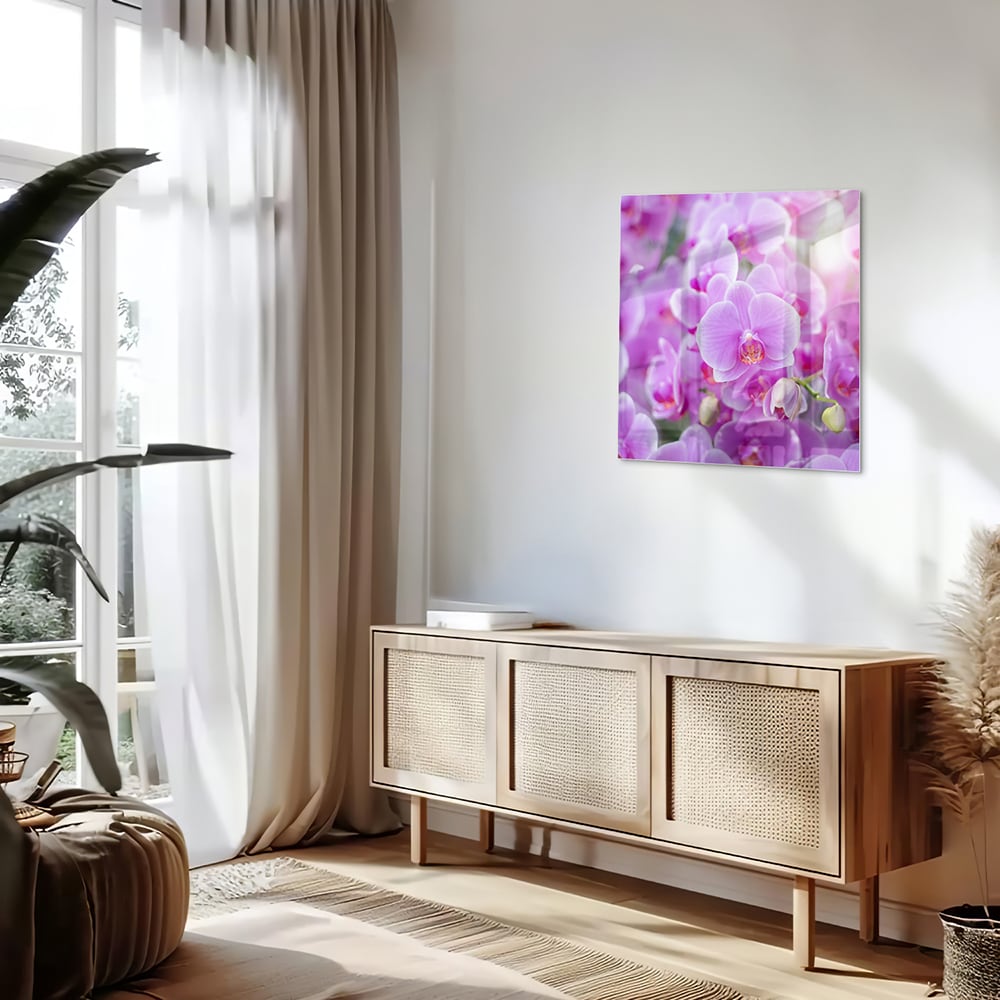 Glazen schilderij met een close-up van paarse orchideen in een mooi interieur