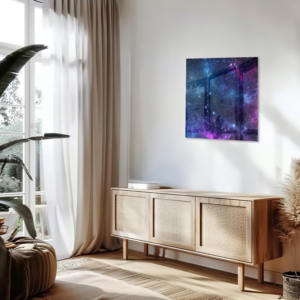 Glazen schilderij van het universum met kleurrijke sterren en nevels.