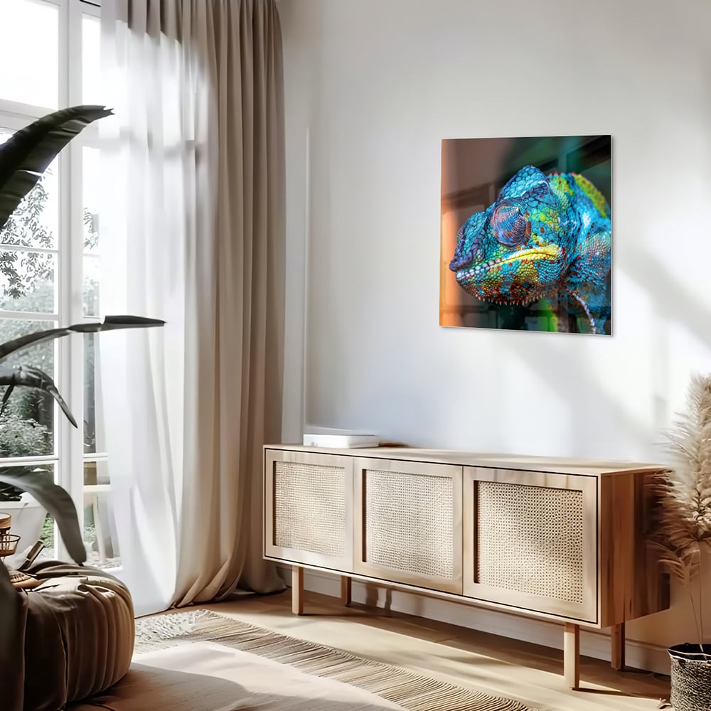 Glazen schilderij van een kleurrijk chameleon hangt aan de muur