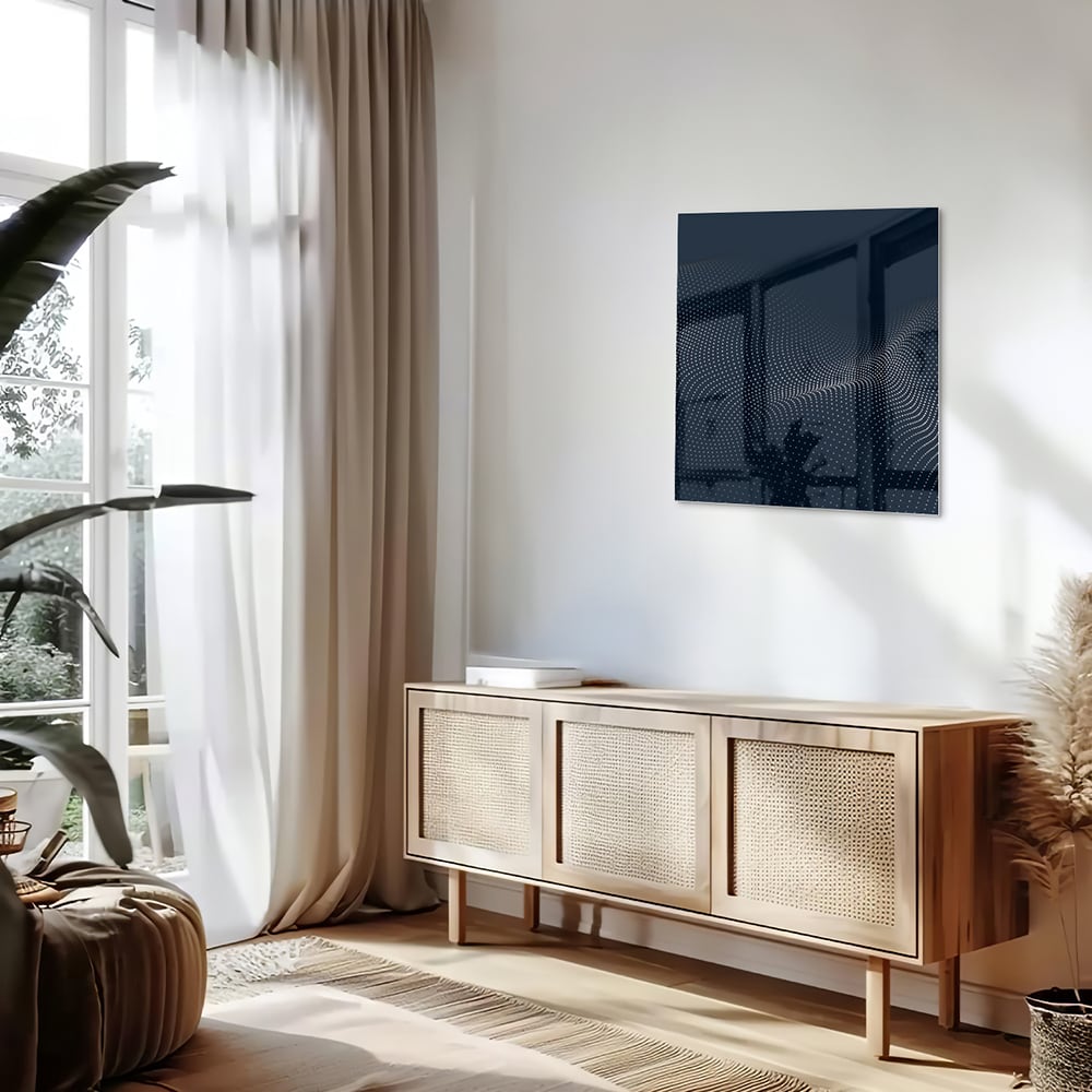 Diepblauw glazen schilderij aan de muur boven een houten kast in een woonkamer