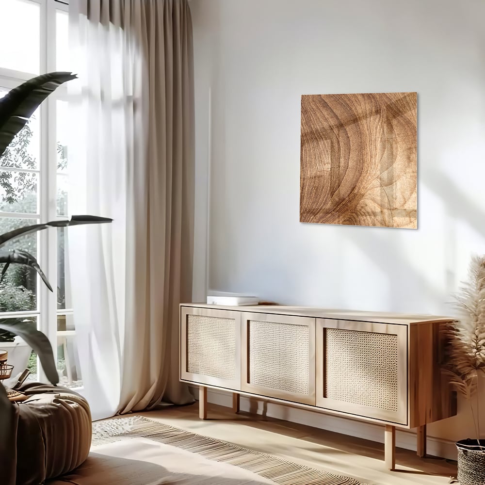 Glazen schilderij met een ontwerp in houttinten, hangt aan de muur.