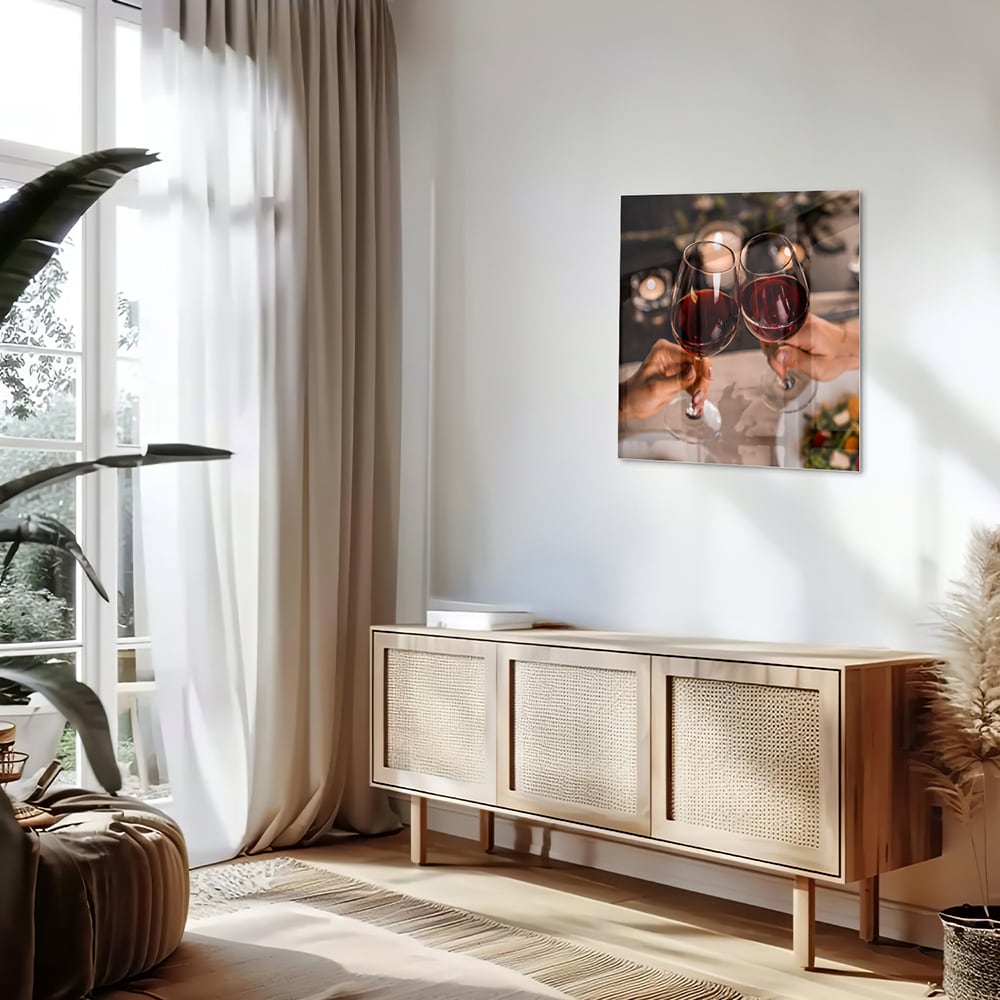 Een glazen schilderij van twee mensen die proosten met rode wijn in een stijlvolle setting.