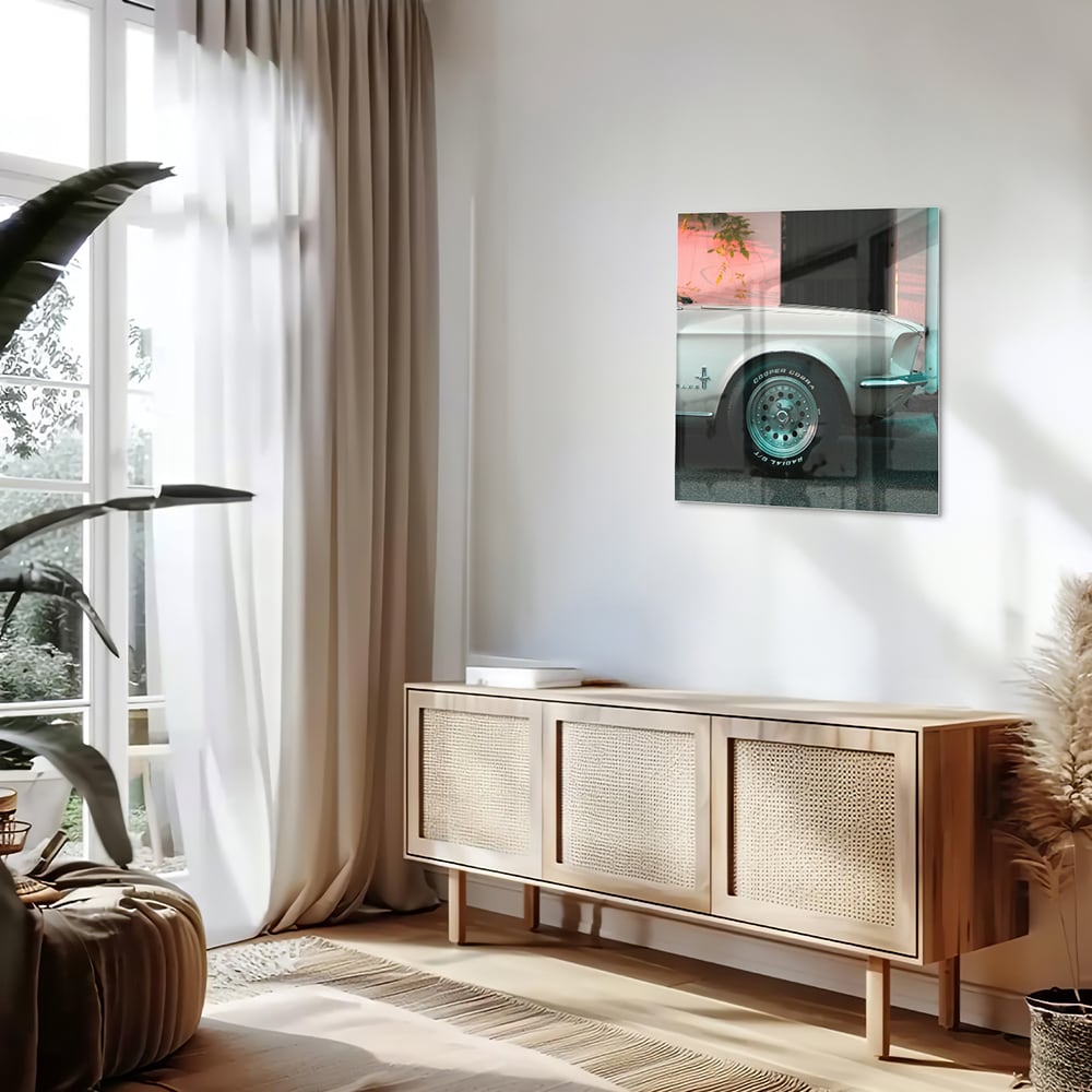 Glazen schilderij van een vintage auto in een sfeervol interieur