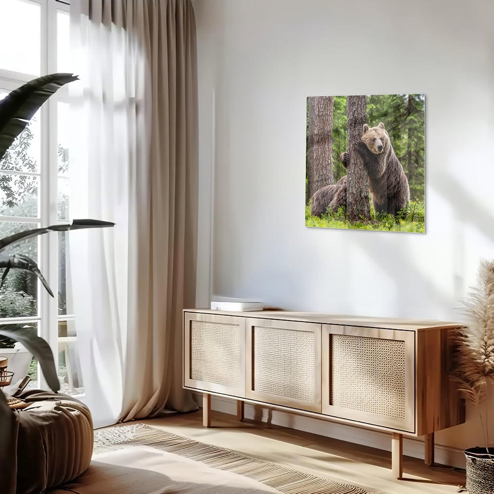 Glazen schilderij van een grizzly beer leunend tegen een boom in de natuur.
