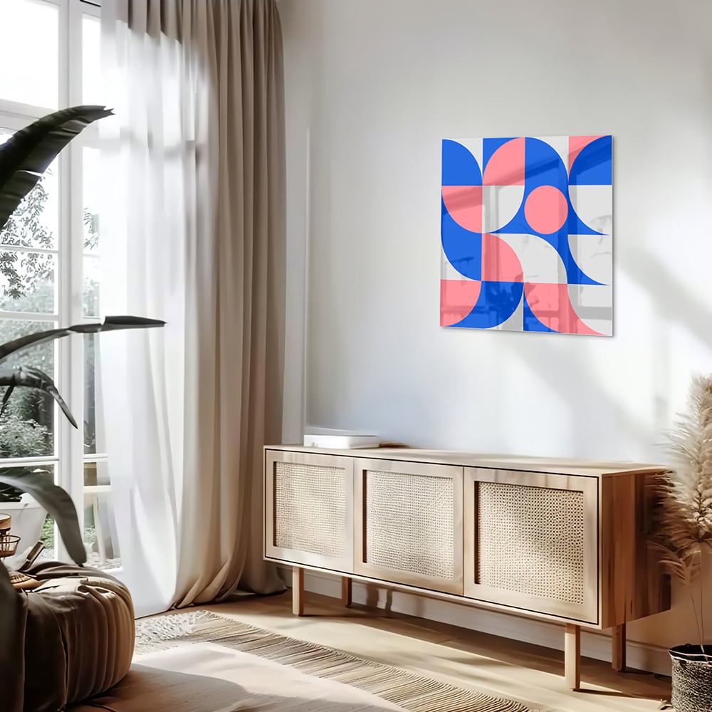 Abstract glazen schilderij met vormen in blauw en roze, perfect voor wanddecoratie.