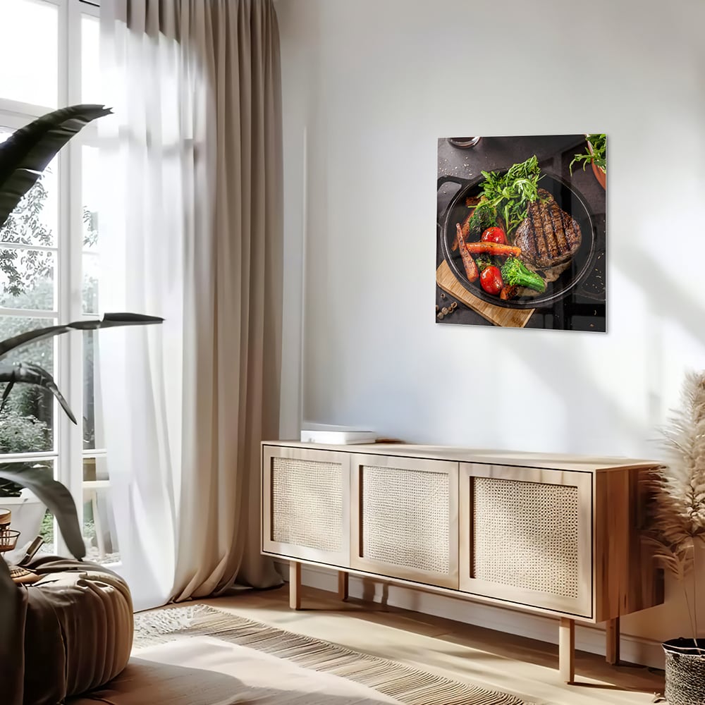 Glazen schilderij met een gegrilde steak en verse groenten in een pan