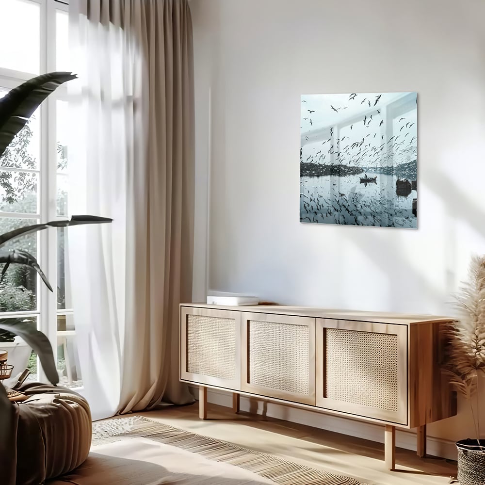 Glazen schilderij van vogels boven kalm water met reflecties.