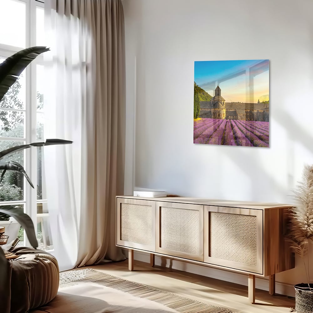 Glazen schilderij van lavendelvelden en een klooster in de Provence