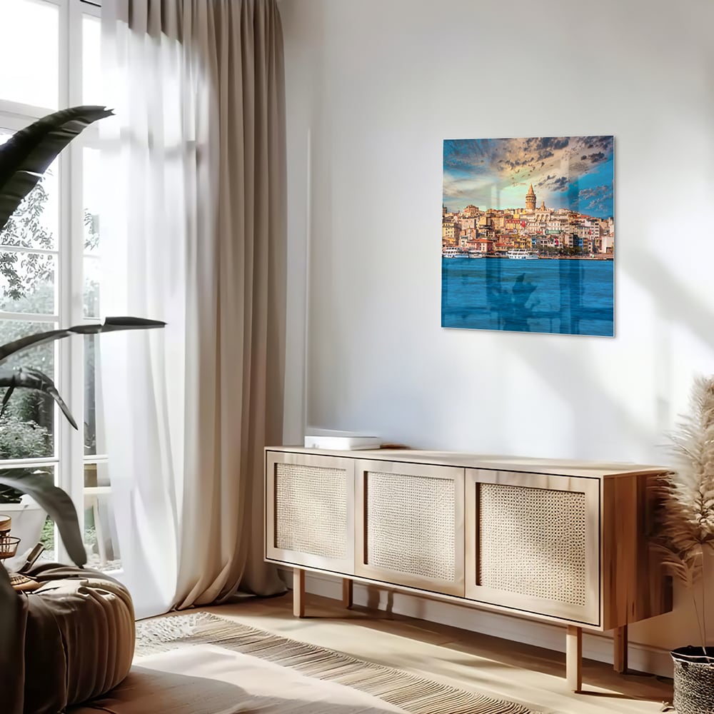 Glazen schilderij van een stad aan zee met kleurrijke gebouwen.