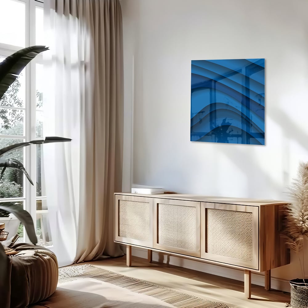 Modern glazen schilderij in abstracte blauwtinten op een muur.