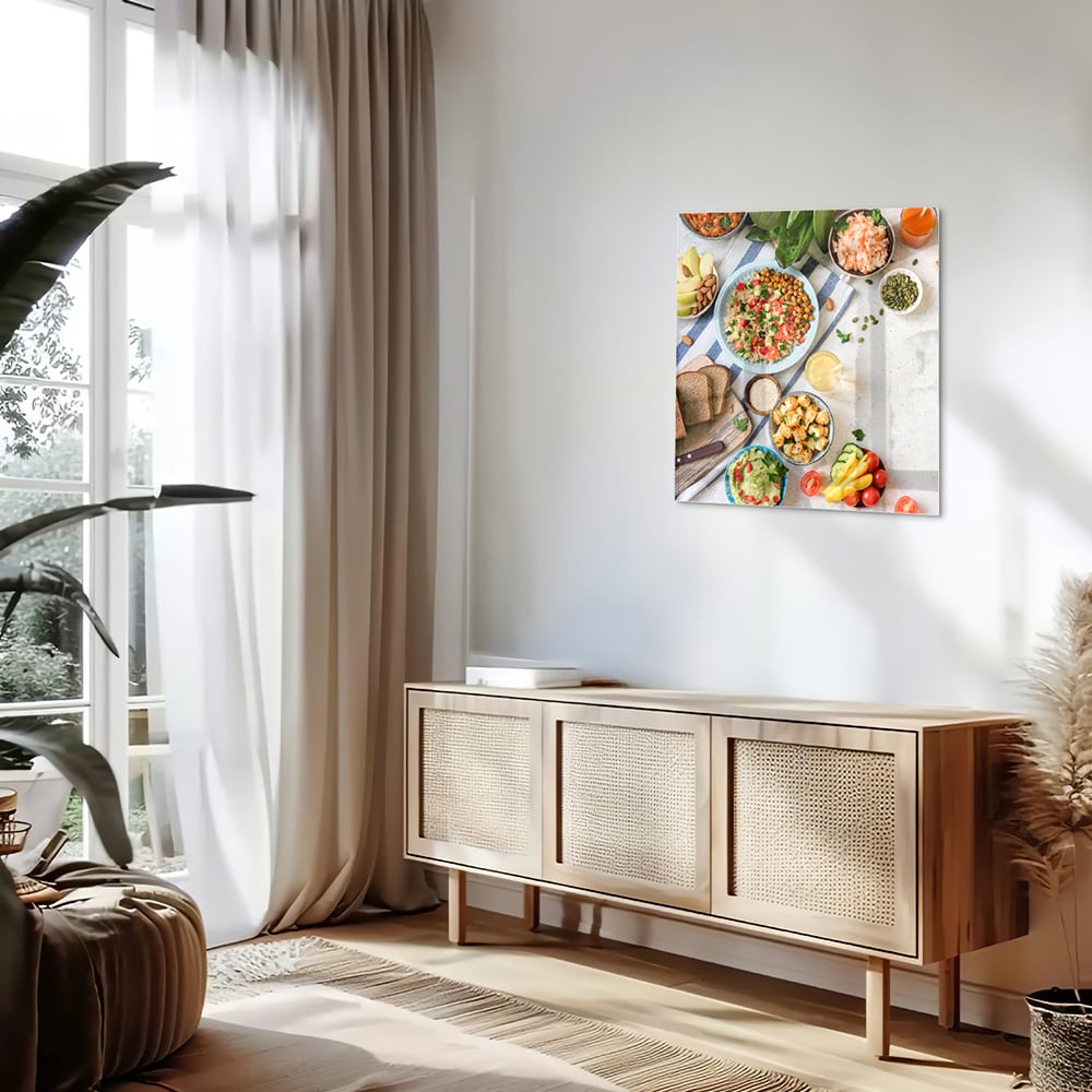 Kleurrijk glazen schilderij met een variteit aan verse gerechten en ingredinten, ideaal voor keukeninspiratie.