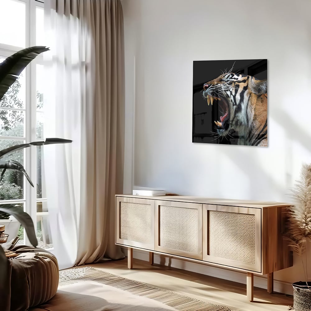 Glazen schilderij van een brullende tijger aan de muur in een stijlvolle kamer.