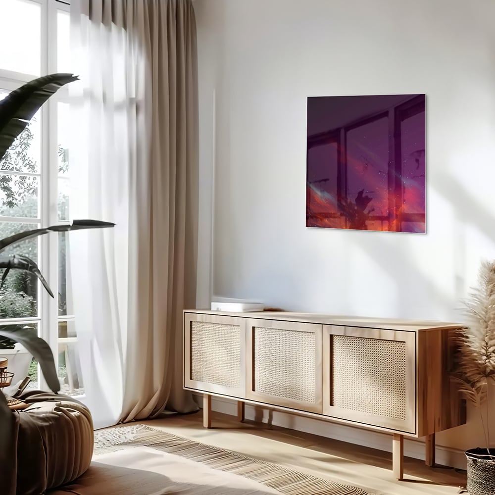 Een kleurrijk glazen schilderij met abstracte vormen in een moderne woonkamer.