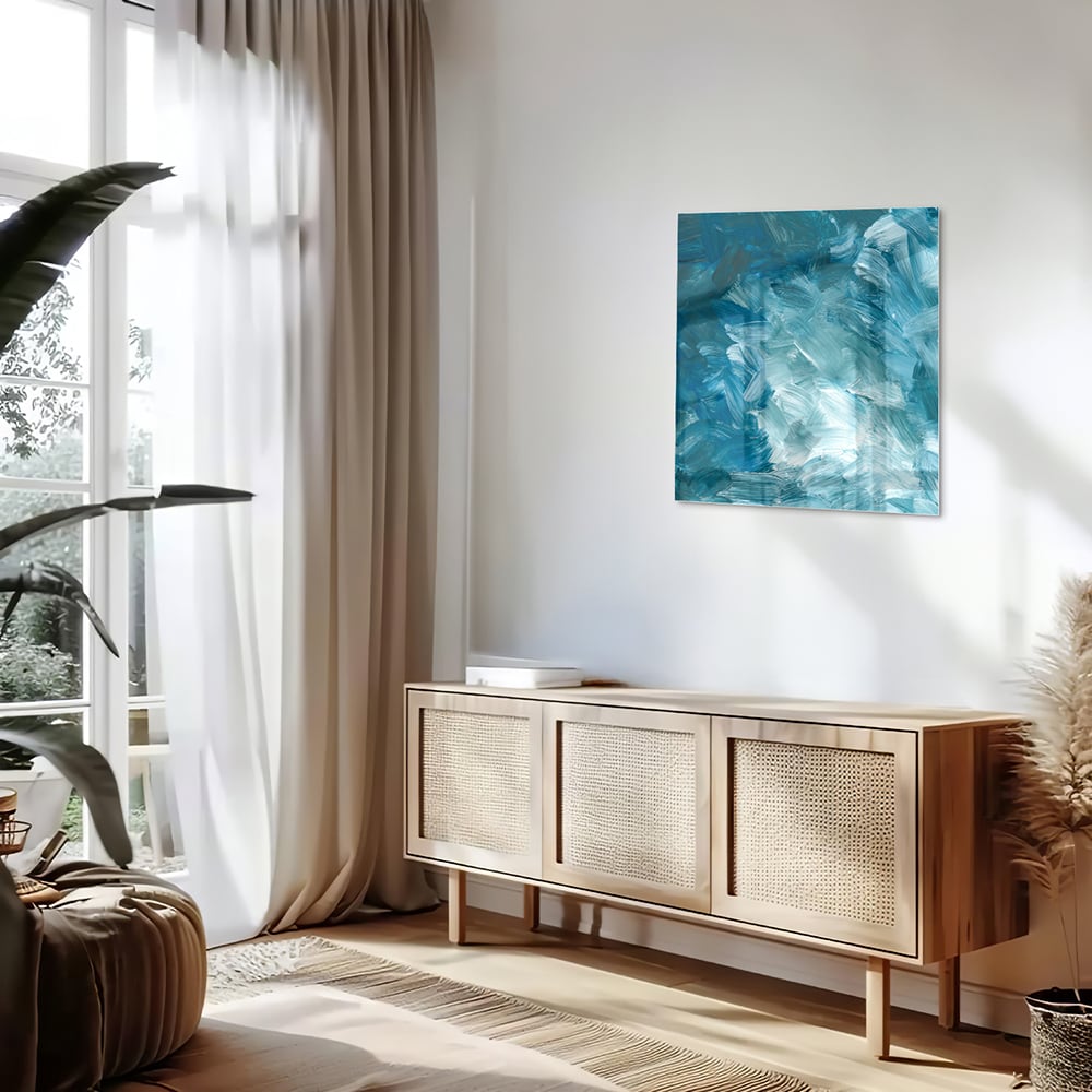 Abstract glazen schilderij met verschillende tinten blauw aan de muur.
