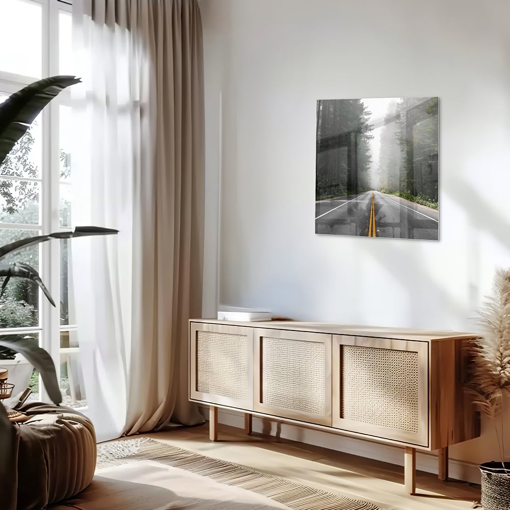 Glazen schilderij van een mistige weg omgeven door bomen in een interieur.