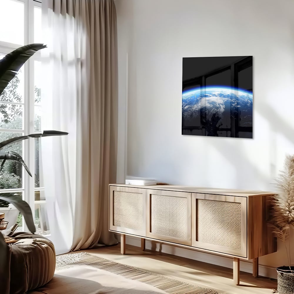 Glazen schilderij met een afbeelding van de aarde en blauwe lucht, perfect voor een moderne inrichting.