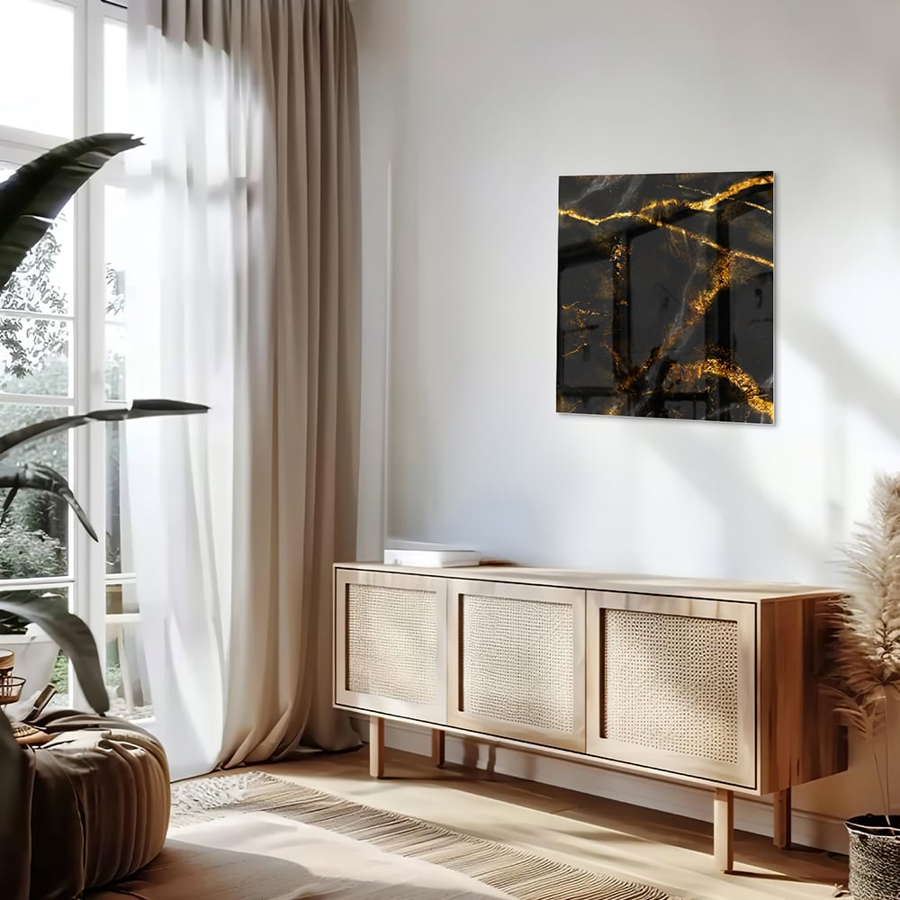 Glazen schilderij met zwart en gouden marmerdesign aan de muur