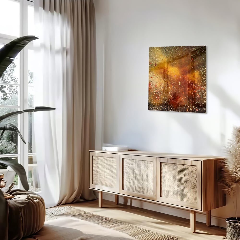 Abstract glazen schilderij met glinsterende warme kleuren in een moderne woonkamer.
