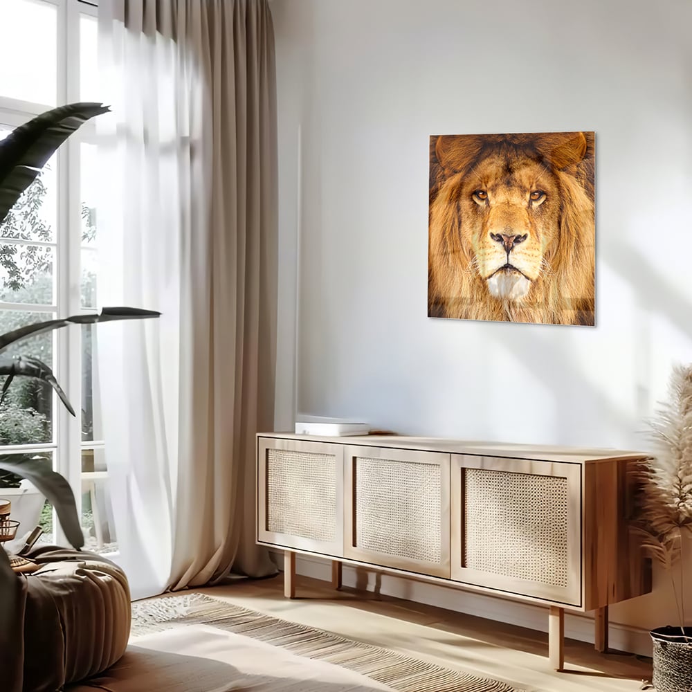 Glazen schilderij van een majestueuze leeuw in een modern interieur