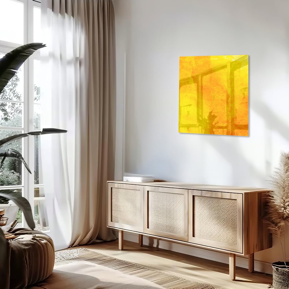 Gele glazen schilderij boven een houten bureau in een woonkamer.