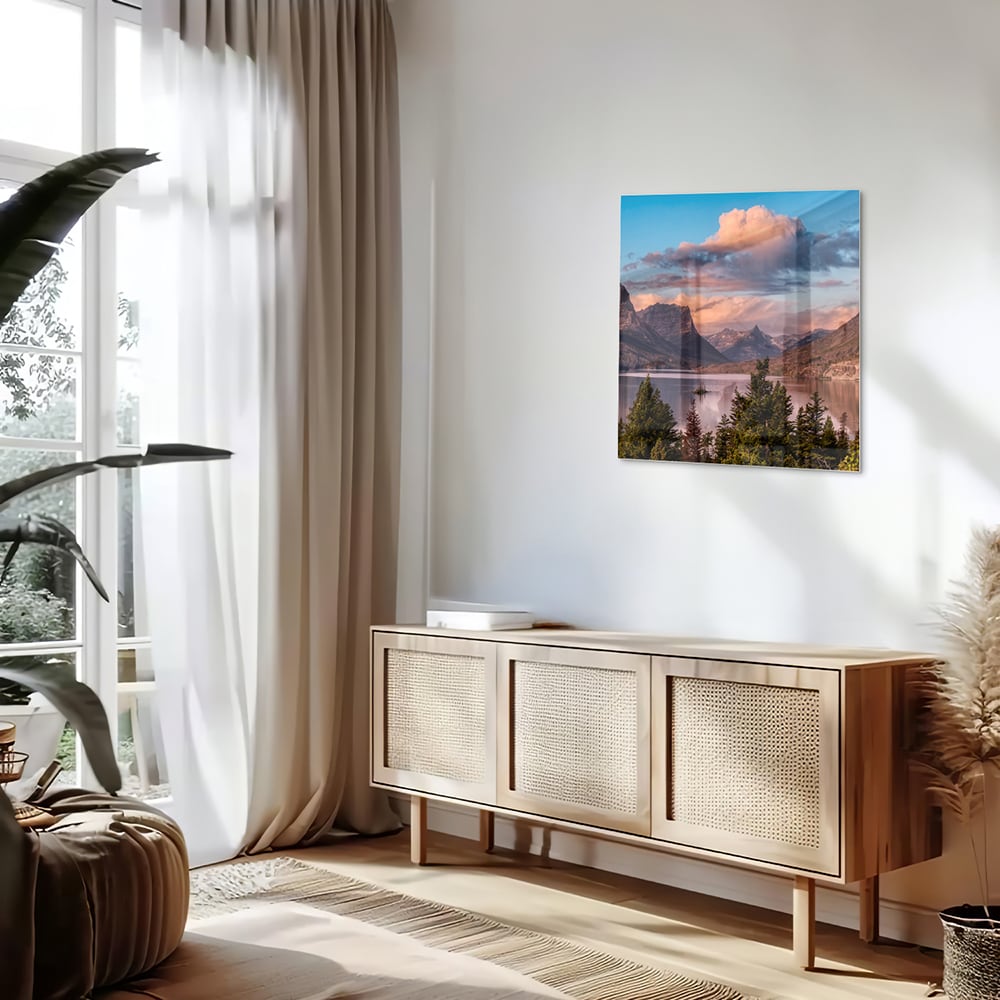 Glazen schilderij van bergen bij zonsopgang in een lichte woonkamer.