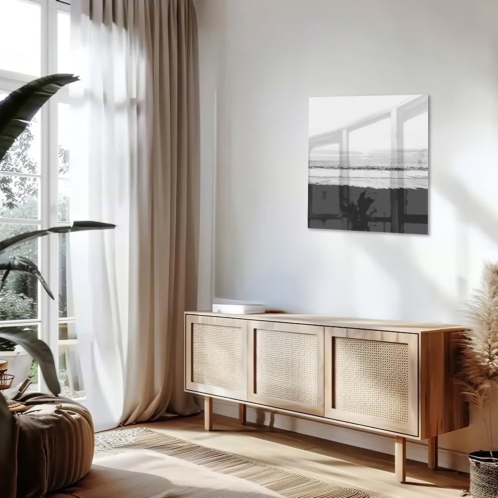 Minimalistisch zwart-wit glazen schilderij aan de muur in een modern interieur.
