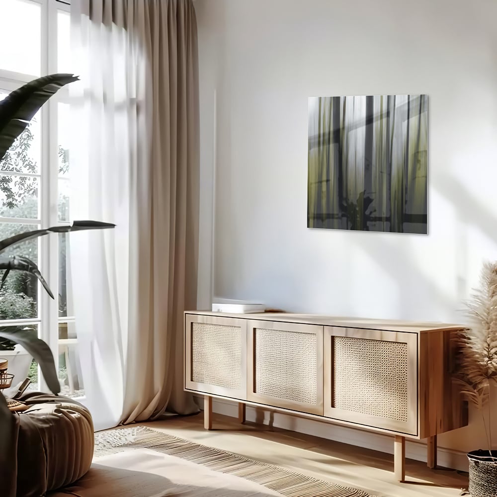 Glazen schilderij van groene bamboe aan de muur in een lichte woonkamer.
