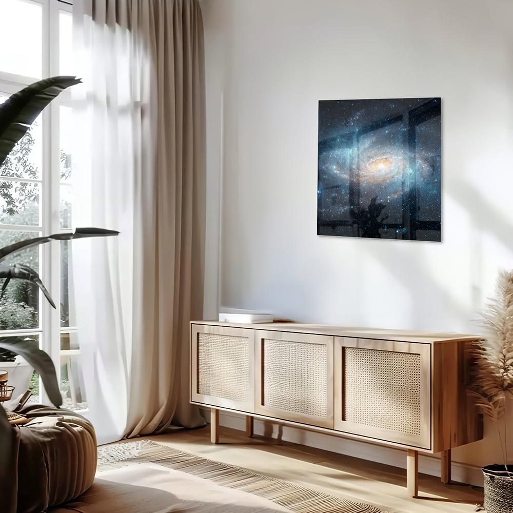Glazen schilderij van een sterrenstelsel aan de muur in een moderne woonkamer.