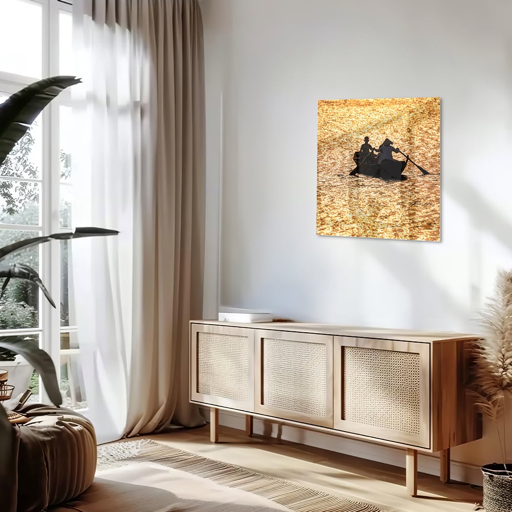 Glazen schilderij van een roeiboot op glinsterend, gouden water