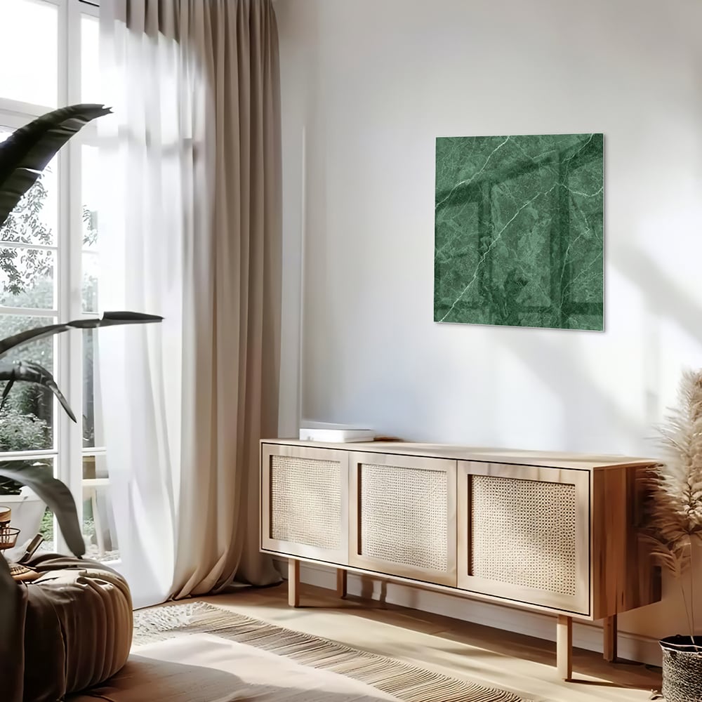 Groen glazen schilderij met marmerpatroon aan de muur.