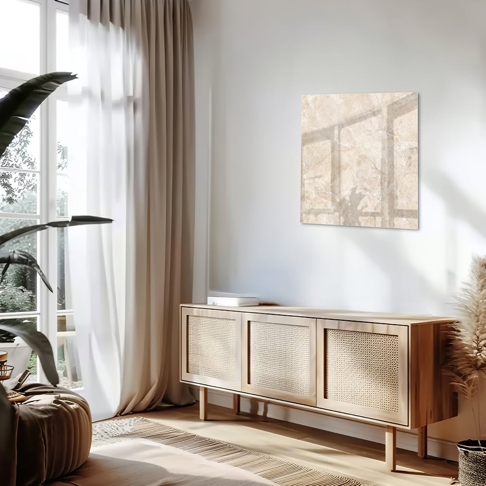 Een elegant glazen schilderij met natuurlijke tinten, perfect voor sfeervolle woonruimtes.