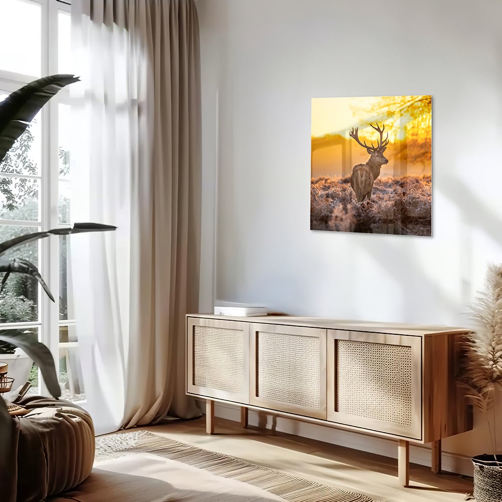 Glazen schilderij van een hert in de opkomende zon boven een veld