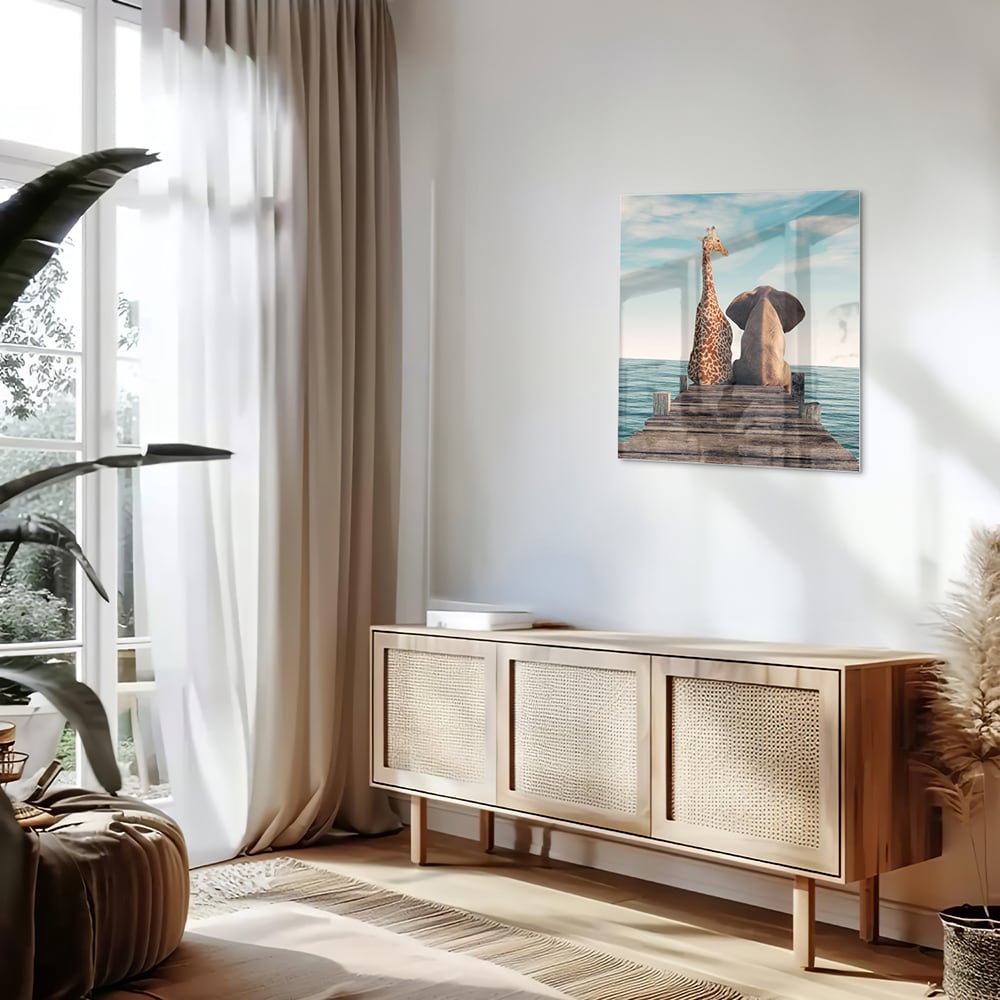 Glazen schilderij van een giraffe en olifant op een houten pier met zee op de achtergrond.