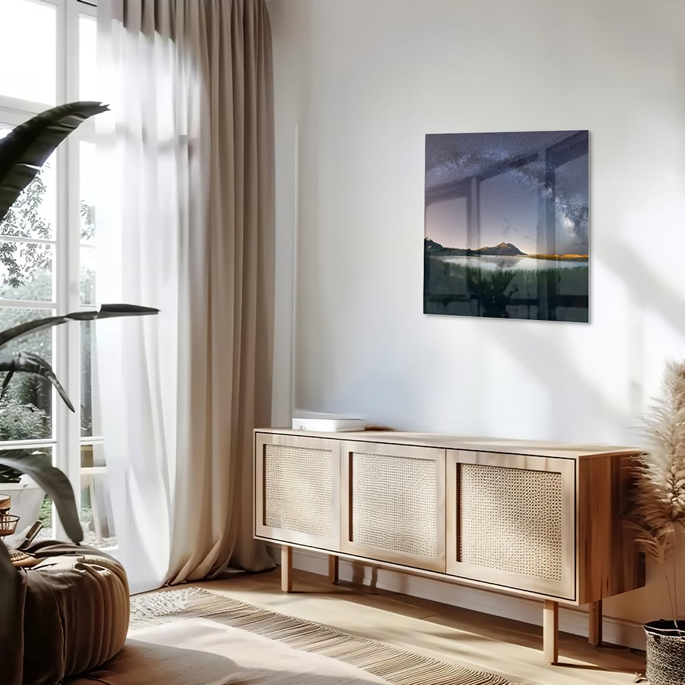 Glazen schilderij met sterrenhemel en bergen aan de wand